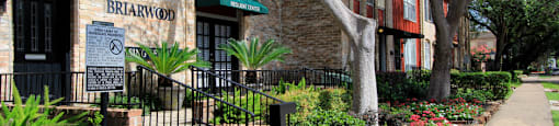 Townhomes near the Galleria with a small community feel, tree lined residential setting, immediate access to public transportation and freeways, within walking distance to restaurants, shops, and Entertainment at Briarwood Apartments in Houston.
