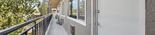 the retreat at thousand oaks balcony with view of trees