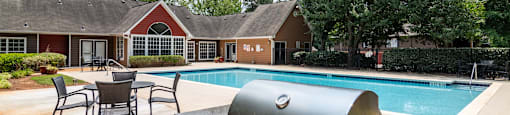 Outdoor grilling area at Flats at River View apartments in Duluth, GA, near Lawrenceville