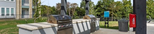 Apartments for Rent in Georgetown - Williamson at the Overlook Apartments - outdoor grilling area with seating