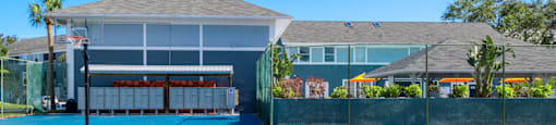 additional photo for property listing at chic digs with room to stretch out in the village 22 car