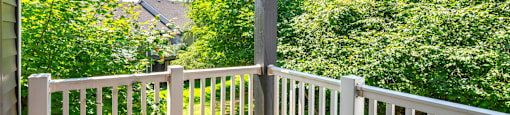a view of the deck from the back of the house