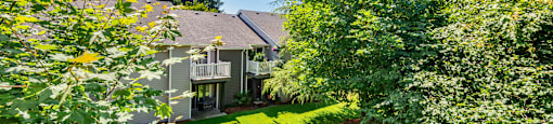 additional photo for property listing at chic digs with room to stretch out in the village 22 car