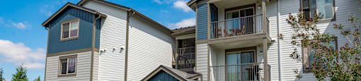 the view of an apartment building with a blue sky