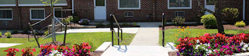Front Courtyard And Entrance at Stratton Hill Park Apartments, Worcester, 01606