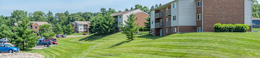 Exterior view side at Sandhurst Apartments, Zanesville, 43701