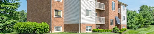 Exterior view1 at Sandhurst Apartments, Zanesville, OH