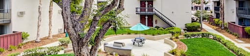 additional photo for property listing at chic digs with room to stretch out in the village 22 car