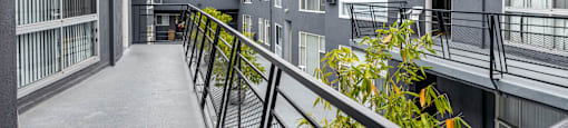 Apartmnts for rent with balcony in Los Angeles buildings