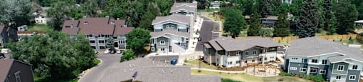 an aerial view of a large housing complex with cars parked in the parking lot