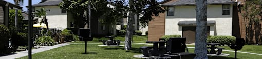 Picnic Area with BBQ'sat Lincoln Park Apartments, Corona