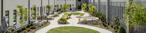 Courtyard space at Pinnacle Heights in Rogers, AR