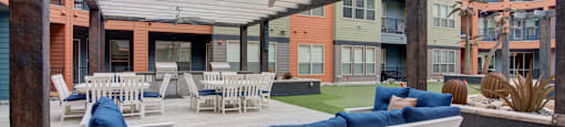 Resident courtyard with grills, putting green and hot tub | Vista at the Heights Apartments in Lansing MI