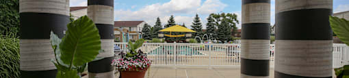 Outdoor Courtyard at Parkview Ridge Apartments and Townhomes, Michigan, 48317