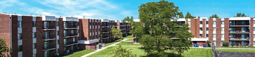 Lush Green Courtyard Wit Walking Paths at Lansing Riverwood, LLC, Lansing, IL