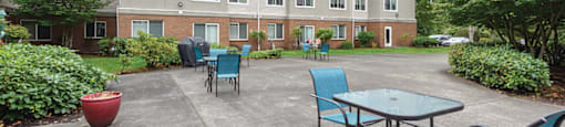 Courtyard with seating at Lakewood Meadows in Lakewood, WA