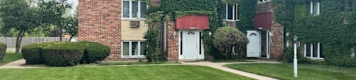 A building with a green ivy covered wall.at The Countryside, Countryside, IL 60525 ?