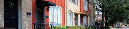 Townhomes near the Galleria with a small community feel, tree lined residential setting, immediate access to public transportation and freeways, within walking distance to restaurants, shops, and Entertainment at Briarwood Apartments in Houston.