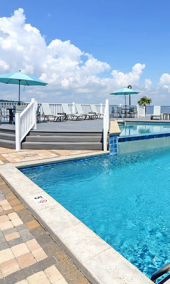 the swimming pool  at Lakeshore Pointe Apartment Homes, Brandon, MS 39047
