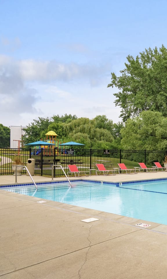 Willow Pond Apartments in Burnsville, MN Outdoor Pool