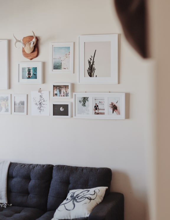 Wall gallery above couch wtih pillows
