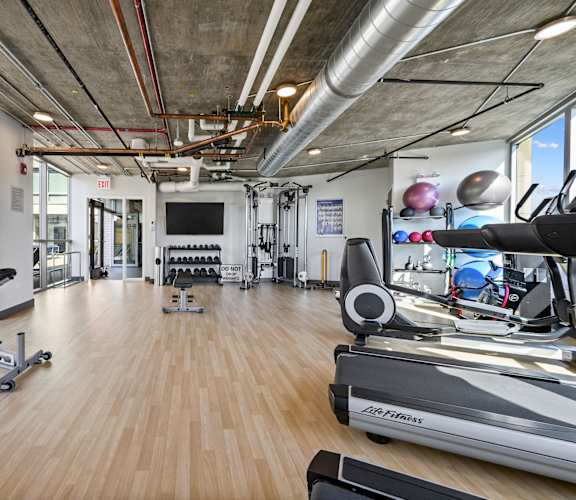 a workout room with treadmills and other exercise equipment at Lakeview 3200 Apartments, Chicago, IL, 60657