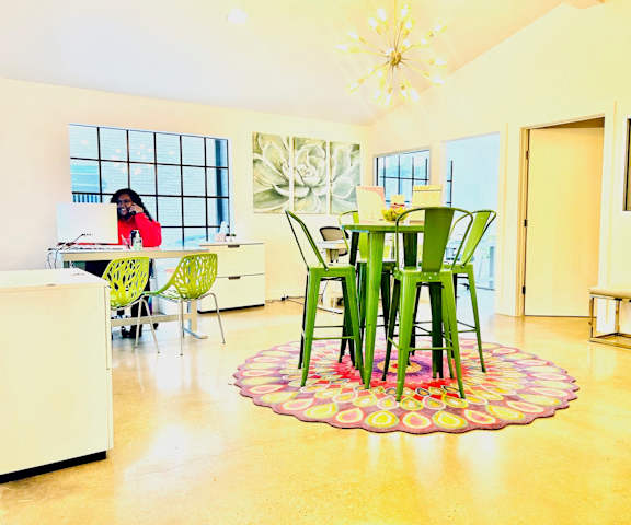 Modern Mueller Apartment 