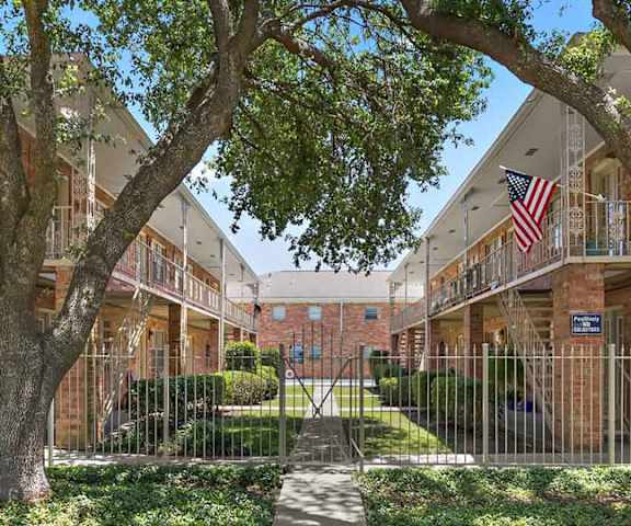 new orleans apartment courtyard