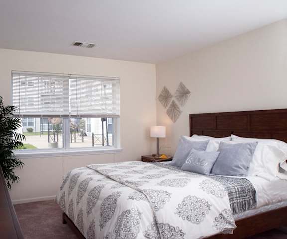 Beautiful Bright Bedroom at Idlewild Creek  Apartments, Cornwall