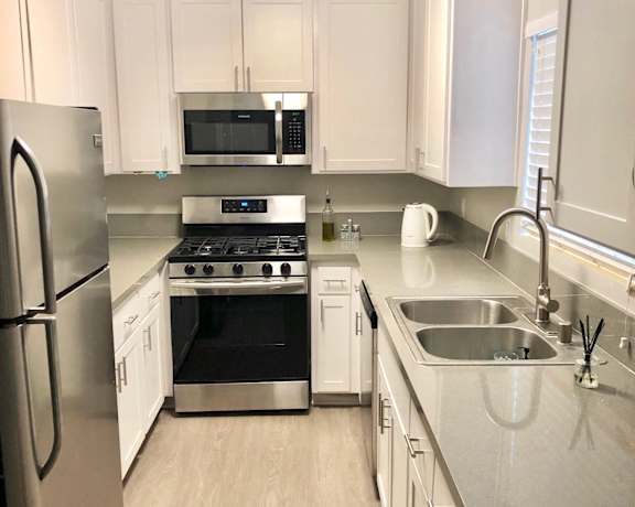 210 Garfield kitchen with appliances