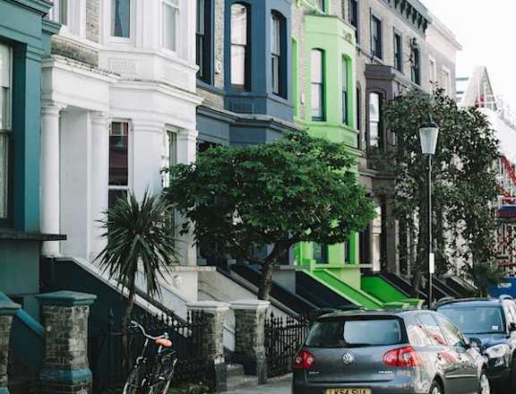 a city street filled with lots of parked cars
