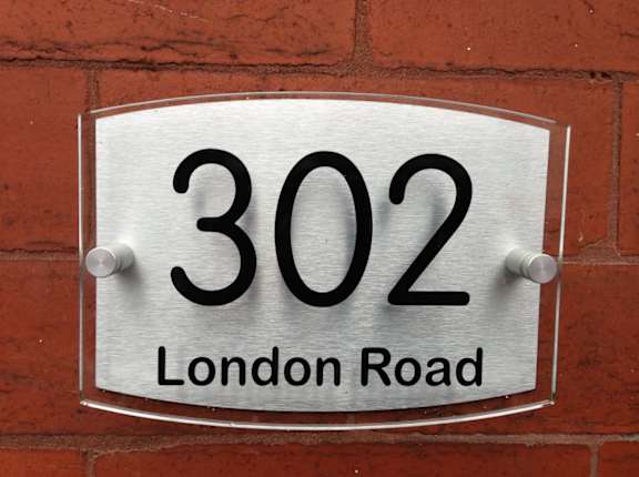 a sign on a brick wall that reads 320 road