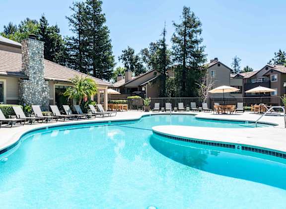 resort style swimming pool