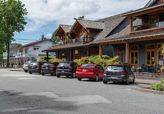 a row of cars parked in front of a building