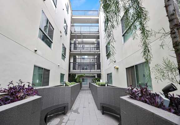 a view of the apartment building from the courtyard