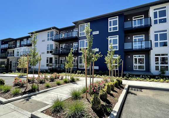 Courtyard Garden Area at Commons on the Tualatin River, Tualatin, OR, 97062