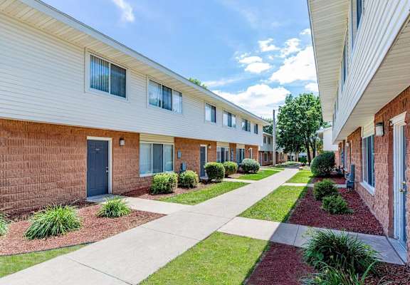 area in gebteween building at the gates of rochester apartments