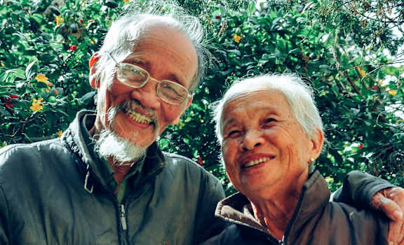 B'nai B'rith of Flushing Queens, NY logo friendly couple enjoying life