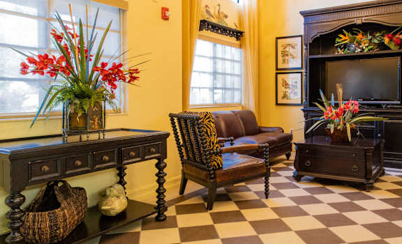 Highland Gardens II Senior Apartments in Deerfield Beach, FL community sitting area w tv