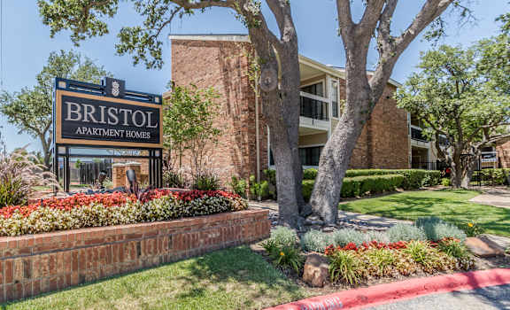 Courtyard Garden Area at Bristol Apartment Living, Texas