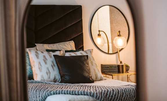 Bedroom and mirrorat The Apex at CityPlace, Overland Park, 66210