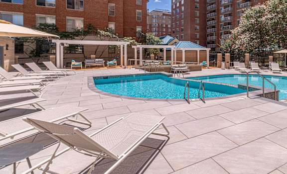 Ballston place apartments pool, pool deck, lounge and hot tub