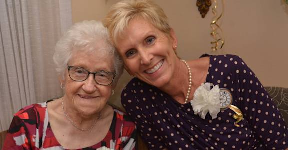 Senior Lady With Family at Savannah Cottage of Lakeland, Florida