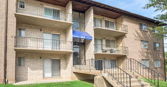 Del Vista Apartments Building Facade