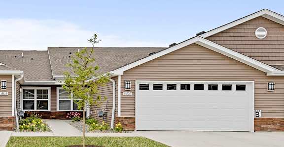 Bellevue Nebraska apartment rentals Redwood Bellevue S 25th Street flash gallery exterior 1