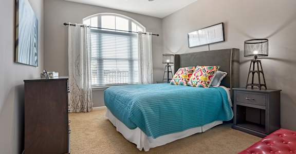 Bedroom with high ceiling at The Heights Apartments, Montgomery, AL 36104