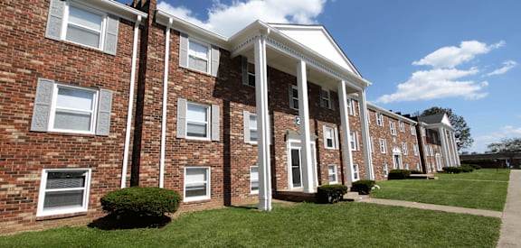 building exterior at williamsburg way apartments
