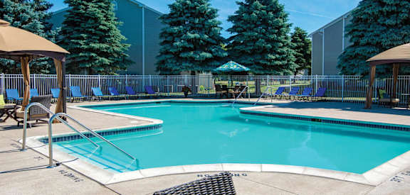 Waterford Pines apartments swimming pool
