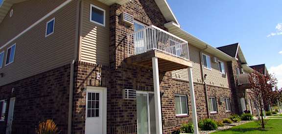exterior, townhome exterior at Stonebridge Villas Apartments, Minot