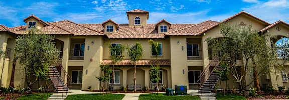 Apartment Exterior at Villa Faria Apartments, Fresno